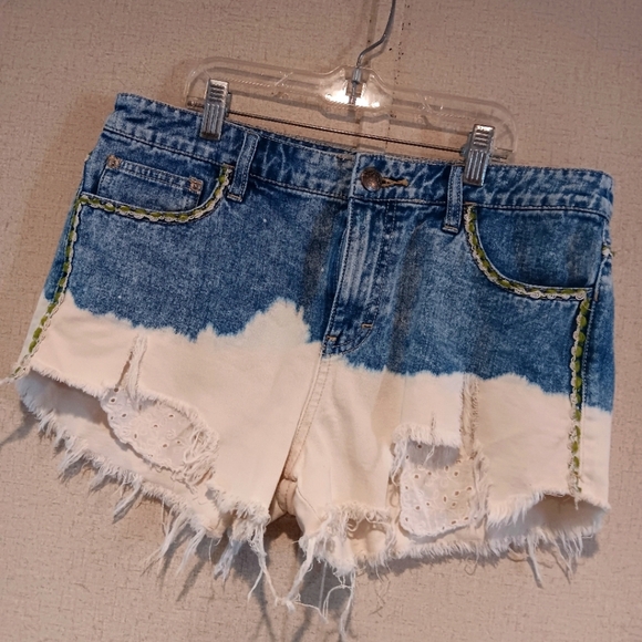 Free People Bleached Denim Distressed Shorts Embroidery Women Size 28 - Picture 1 of 4
